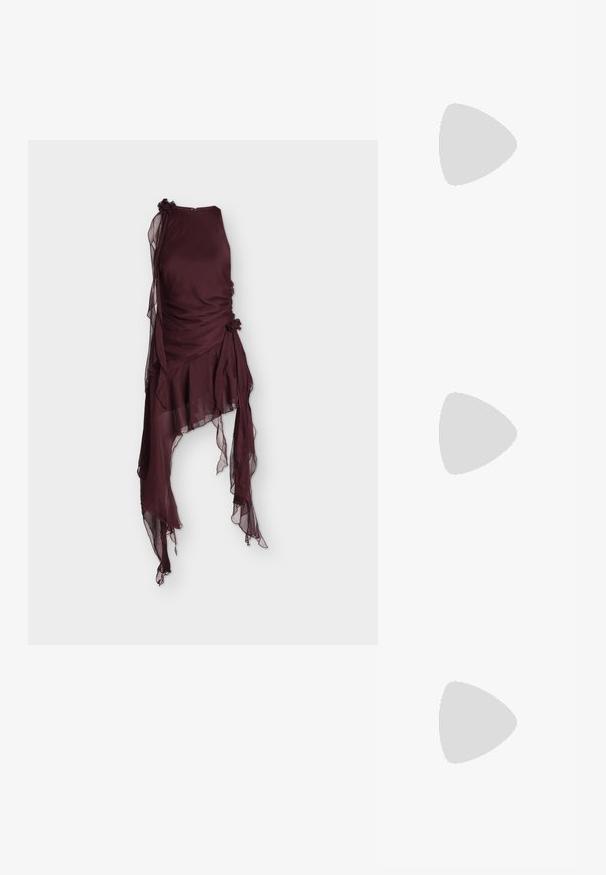 Asymmetrisk bordeaux ærmeløs kjole med gennemsigtigt lagdelt stof og blomsterdetaljer på skulder og talje, med draperede, flydende paneler.; Even&Odd by Zalando Sandaler - gold; Hvid blød clutchtaske med guld kæderem pyntet med klare ædelsten, sat mod en ensfarvet lys grå baggrund.; Sølvstjernede øreringe med en poleret, blank overflade. Hver ørering har fem spidser og subtile teksturdetaljer på overfladen.