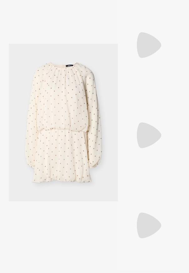 Robe longue à manches longues crème à pois beige, col rond, taille froncée, et poignets et ourlet élastiques.; Tongs noires avec une large lanière entre les orteils et une tige en synthétique douce. Dotées d'une semelle en caoutchouc épaisse avec une semelle intérieure texturée pour une meilleure adhérence.; Sac à main crème matelassé avec bandoulière chaîne dorée et détail logo. Comprend une fermeture à rabat, une texture lisse et des motifs de piqûres diagonales.; Paire de boucles d’oreilles créoles dorées avec des détails de perles arrondies le long du bord extérieur sur un fond clair.
