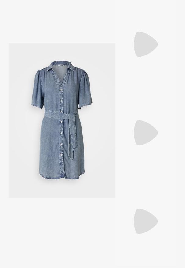 Denimist särgkleit lühikeste puhvste varrukatega, nööpidega esikülg, vöökoht ja kulunud äär. Värv on helesinine ja tekstuur on sile.; Denim slingback-kontsad, millel on terav nina, reguleeritav pannal ja läikiv sinine konts. Sile tekstuur koos heleda sinise sisetallaga.; Hõbedane metallik käekott kolmnurkse kujuga, sileda tekstuuriga ja õhukese, reguleeritava õlapaelaga. Omab kokkuvolditavat disaini koos õmblustega.; Paari läikiva hõbedase rõngaskujulise kõrvarõngastega, millel on õhukesed traatlukkud, kuvatud heleda halli taustal.
