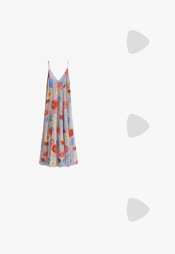 Ærmeløs, lang kjole med V-hals og tynde stropper, med flerfarvet blomsterprint på en lyseblå baggrund.; Nude patentlæder højhælede sandaler med en tynd ankelrem og rund spænde, åben tå design og en slank stiletto hæl.; Sølvmetallic clutch taske med en tekstureret overflade, trekantet form og dekorativt frynse nederst. Inkluderer et rundt håndtag.; Runde, hvide perleøreringe med en glat, glansfuld overflade. Hver perle er cirka ens i størrelse og har en subtil lyserød nuance.