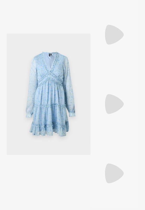 Robe bleu clair à manches longues avec petit imprimé floral, encolure en V, bordure volantée, taille froncée et jupe à volants.; RAID TIANA - Chaussures de mariée - white; Petit sac à main blanc avec doubles poignées, rabat avant et bandoulière amovible avec boucle dorée sur fond blanc uni.; Boucles d’oreilles créoles en métal argenté avec une surface lisse légèrement incurvée et des fermoirs à clapet sur un fond blanc uni.