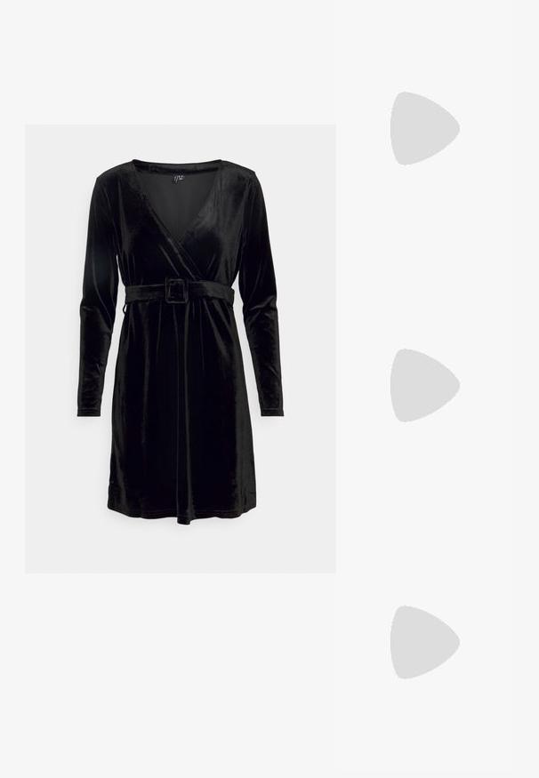 Vero Moda Petite VMCARLY DRESS  - Hverdagskjole - black; NA-KD Pumps - black; Sorte og sølv håndtaske med en tekstureret overflade, der har et diamantmønster, en knyttet håndtag og en struktureret form.; Sølvfarvede hoop øreringe med en glat, rund form og en poleret overflade. Begge øreringe er i samme størrelse og har en sikker lukke mekanisme.