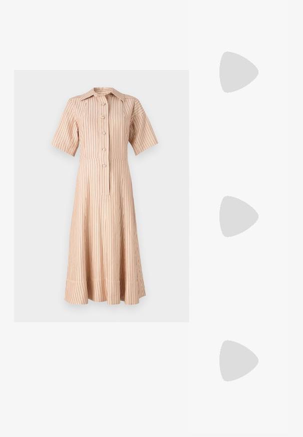 Stribet knap-up kjole i lyse beige med røde lodrette striber. Har krave og korte ærmer, der vidder ud fra taljen.; Lyserøde sutsko med en tekstureret blomsterdetalje på stroppen og en lille hæl. Blødt materiale og åben design.; Kremfarvet blød clutch-taske med samlet plissering og en tynd skulderrem med guldfarvet hardware.; Et par skinnende guld halvmåneformede studøreringe med klare plastikbagstykker på en lys grå overflade.