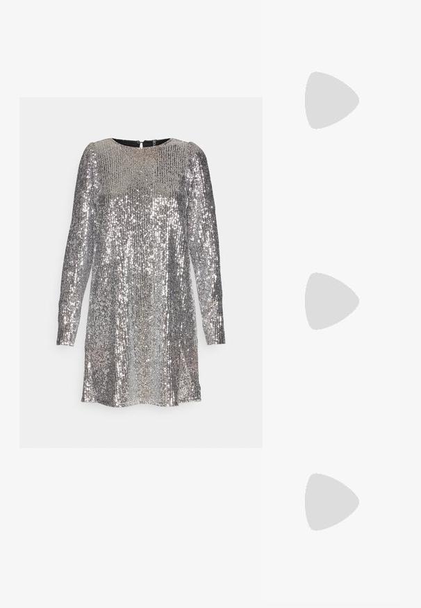 Pieces PCNIRI LS SHORT DRESS - Cocktailkjole / festkjole - silver; Sorte patenterede læder høje hæle med spids tå, ankelrem og bred blokhæle for stabilitet, med en glat og skinnende overflade.; Lille håndtaske med sølv gittermønster, buet håndtag, stor perle lukning og en tynd sølvkæde strop på en ensfarvet baggrund.; Sølvfarvede øreringe med en cirkulær top og hængende kæder samt firkantede rhinsten, der fremviser et lineært, multi-niveau design.