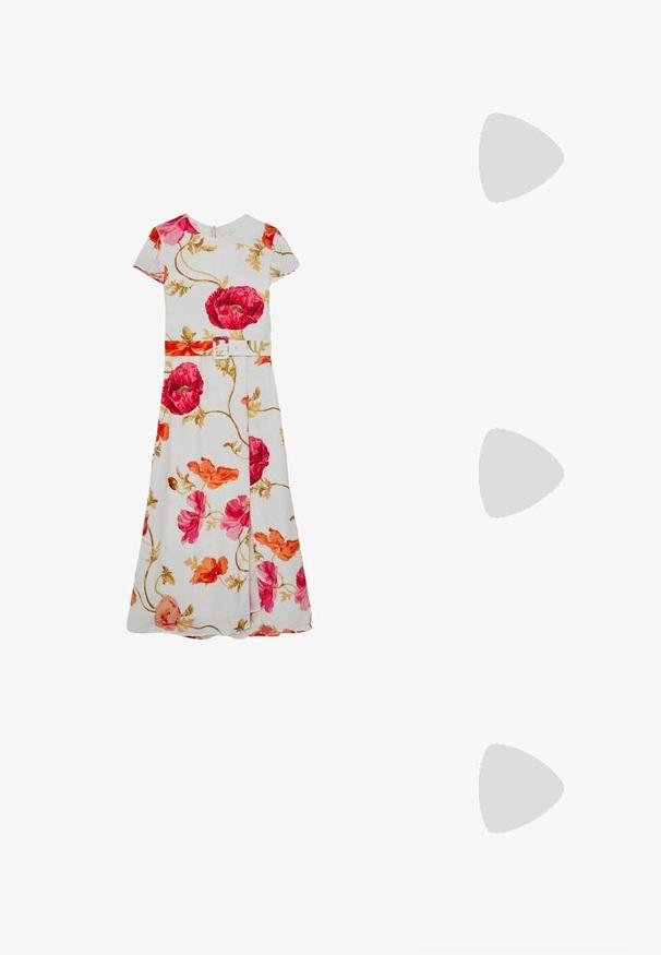 Robe maxi blanche à manches courtes avec imprimé floral rose et orange et ceinture assortie avec boucle rectangulaire à la taille.; Chaussures à talons bas en cuir verni noir avec un bout pointu et une sangle décorative dotée d'une boucle en argent circulaire. Talon bloc plat.; Sac à main en cuir vert de forme arrondie, avec deux poignées supérieures, des accents noués jaunes et verts, et une surface texturée.; Collier en perles blanches avec un fermoir en or. Composé de perles uniformément espacées avec une surface lisse et réfléchissante. Présente une chaîne ajustable.