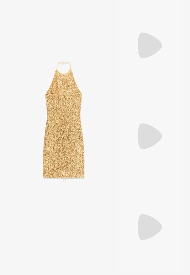 Guldlilla minikjole med halterneck-design. Glat tekstur, tætsiddende facon og en snørredetalje ved kanten til justering.; Guld metalisk platform sandaler med en chunky blokhælk, åben tå og krydsede ankelstropper med spænde detaljer. Glat tekstur.; Rektangulær beige clutch pyntet med flerfarvede ædelstene i grøn, pink, lilla, hvid og guld, med en guldfarvet perle-lås på toppen.; Guldtonede dråbeøreringe med store rektangulære og runde klare krystaller samt mindre accentsten, der skaber et lagdelt design.