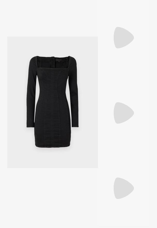 Zwart langerek jurkje met een vierkante halslijn, een aangesloten ontwerp en denim-achtige textuur, met verticale naden aan de voorkant.; Zwarte laarzen van patentenleer tot aan de knie met een puntige neus, gouden hardware accenten en een chunky hak. Glad, glanzend oppervlak met minimale details.; Zwarte glanzende handtas met een gebogen silhouet, twee handvatten en een logo plaatje aan de voorkant. Ritssluiting en glanzende hardware accenten.; Paar goudkleurige creolen met kleine zilverkleurige lusdetail op elk, weergegeven tegen een lichtgrijze achtergrond.