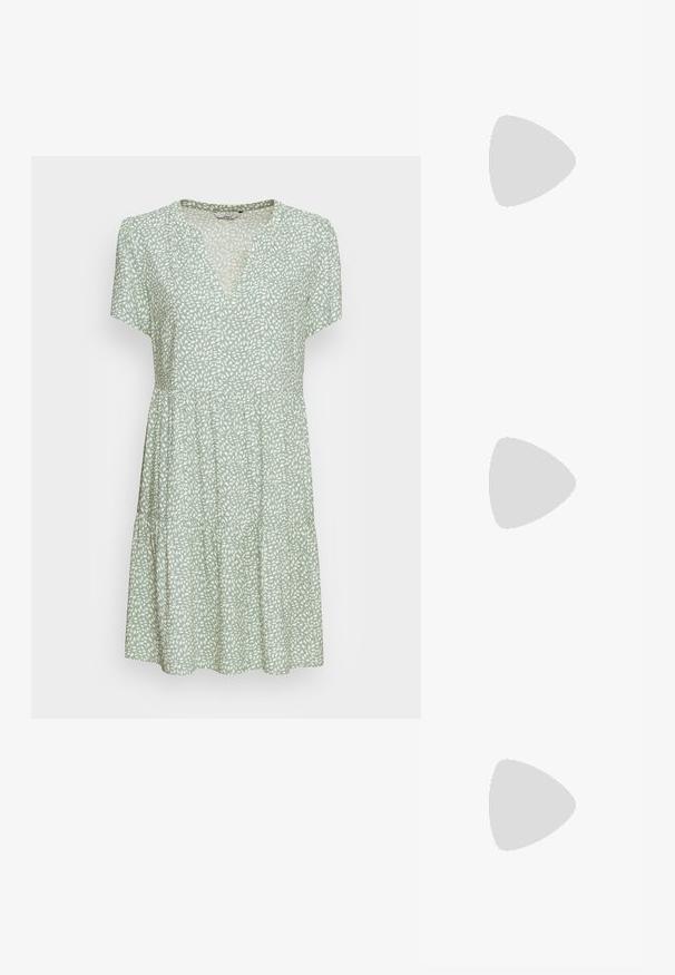Kurzes grünes Kleid mit kurzen Ärmeln, V-Ausschnitt und einem gestuften Rock. Es hat ein weißes Blattmuster im gesamten Stoff.; Schwarze Lederkampfstiefel mit strukturierter Oberfläche, knielanger Ausführung, schnürbarem Vorderteil und einer robusten Gummisohle mit geriffeltem Muster.; Schwarze rechteckige Sonnenbrille mit dunkel getönten Gläsern, dickem Kunstrahmen und breiten Bügeln. Glatte Oberfläche und kantiges Design.; Schwarze strukturierte Handtasche aus Leder mit einem oberen Tragegriff, abnehmbarem Schulterriemen und einer Klappe auf der Vorderseite. Akzente in Goldmetall.
