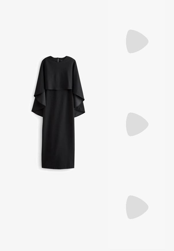 Vestido negro con escote redondeado, mangas capa en capas y silueta recta. Está hecho de una tela suave con un acabado mate.; Zapato de tacón de ante negro con puntera afilada, tacón cuadrado bajo y forro interior suave. Diseño simple sin patrones ni acentos visibles.; Gafas de sol tipo ojo de gato negras y doradas con lentes oscuras con degradado y varillas metálicas finas, mostradas sobre un fondo blanco.; Clutch de terciopelo negro con herrajes en tono dorado, de forma rectangular y con correa de cadena, que presenta una textura suave y sin patrones visibles.