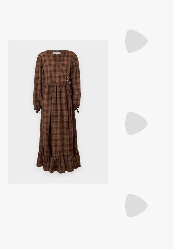 Brun ternet, lang kjole med omslagsdesign, ballonsærmer og flæsekanter. Fremstillet af et let stof med justerbare bindedetaljer.; Brune ruskinds cowboystøvle med spids tå, dekorative syninger, ankelhøjde og en stablet hæl. Har en pull tab for nem påtagning.; Even&Odd by Zalando Håndtasker - brown; Brun faux læderbælte med en sølvfarget rektangulær spænde, der har en tekstureret kant og cirkulære hardwaredetaljer.