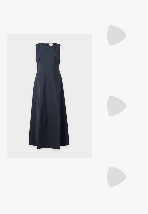 Mouwloze lange donkerblauwe jurk met een aangesloten lijfje en een uitlopende rok, met een ronde halslijn en ritssluiting aan de achterkant.; Grijze suède ballerina's met een ronde neus, een geknoopt touwaccent en een subtiele contrasterende rand langs de rand. Platte, flexibele zool.; Geweven rotan handtas in de vorm van een sint-jakobsschelp met natuurlijke lichtbruine kleur en afgeronde, gestructureerde randen.; Een paar middelgrote gouden oorringen met een getextureerd, kralenontwerp op een effen lichte achtergrond.