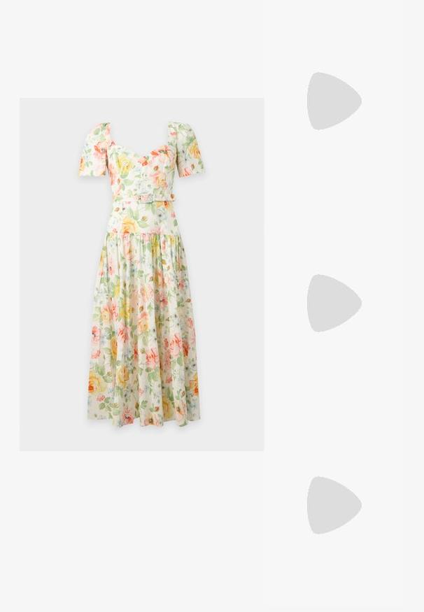 Floral midi kjole med pufærmer, hjerteudskæring, figursyet talje med bælte og et flydende skørt i pastelgule, pink og grønne toner.; Beige højhælede sandaler med en slank ankelrem og firkantet tå. Glat syntetisk materiale, minimalistisk design og stiletto-hæl.; Lille brun ruskindshåndtaske med to skulderstropper og et Coach-logo vedhæng hængende nær håndtaget.; Guld dekorativ nåle formet som en nøgle med klare krystaller, filigran detaljer og hængende guldkæde med perler og krystalvedhæng på hvid baggrund.