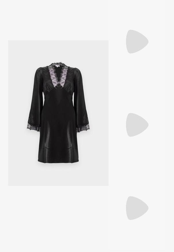 Sort satin kjole med en dyb V-hals og lavendelblonder, lange ærmer med blonde detaljer ved manchetterne og en glat, elegant finish.; Sorte patentlæder slingback hæle med spids tå, blokhæl og justerbar rem. Glat tekstur og minimalistisk design.; Sort læderhåndtaske med opsamlet design, en enkelt rem, sølv metalramme og to store runde sølv lukninger.; Sølvøreringe med en organisk, abstrakt form. Glat, skinnende overflade med et tilspidset design. Har subtile kurver og en centrallinje detalje.