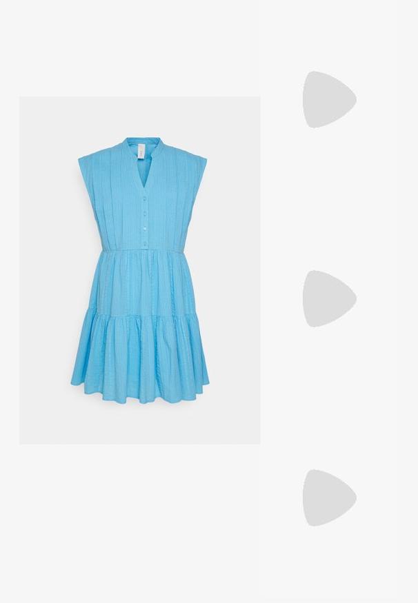 YAS YASBLIS DRESS - Denné šaty - blue; Svetlosivá lodička so slingback dizajnom a špicatou špičkou, vyrobená z mäkkej semišovej textúry, so siedmimi dekoratívnymi prackami a nízkym plochým podpätkom.; Párik obdĺžnikových slnečných okuliarov s svetlomodrými priehľadnými rámami a tmavosivými sklami, s rovnými stranami a minimálnymi hardvérovými detailmi.; Strieborné kruhové náušnice s príveskom v tvare kríža a srdca. Hladký, lesklý povrch s lešteným dokončením. Každý prívesok visí na bezpečnej slučke.