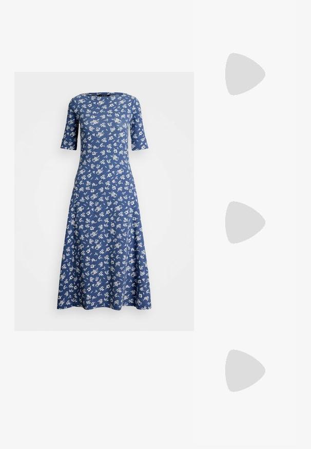 Blauwe bloemenjurk van zachte stof, met korte mouwen, een ronde halslijn en een A-lijn silhouet met witte bloempatronen.; Witte leren slingback kitten heel schoen met spitse neus en lage hak op een effen lichte achtergrond.; Crèmekleurige handtas met een gebogen handvat en zes grote, doorschijnende bloemapplicaties die de voorkant bedekken.; Parelketting met gouden toggle-sluiting en een ovale gouden hanger gegraveerd met letters op een effen witte achtergrond.