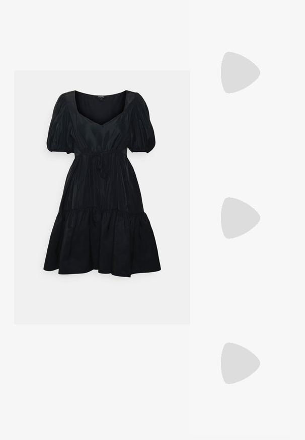 Monki Cocktailkjole / festkjole - black; Sorte gummiklipper med ventilationshuller, hævet hæl og justerbar rem. Glat tekstur og rund form.; Sorte rektangulære solbriller med mørkt tonede linser, tyk plastramme og brede stænger. Glat overflade og kantet design.; Sort blød læderhåndtaske med samlet top og to tykke håndtag bundet i knuder mod en ensfarvet lys baggrund.