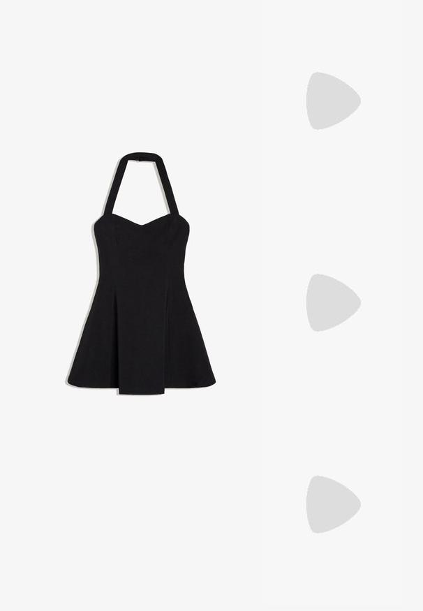 Robe noire à col halter, coupe trapèze, bustier ajusté et jupe évasée, sans manches et fermeture éclair au dos.; Sandale flip-flop plate blanche avec des fines brides présentant des détails découpés et une semelle noire.; Lunettes de soleil noires à forme œil de chat surdimensionnée. Montures en plastique lisse avec des verres foncés et de petits accents étoilés sur les côtés.; Sac à main en cuir noir brillant avec deux poignées, poche avant zippée et bandoulière amovible sur fond blanc.