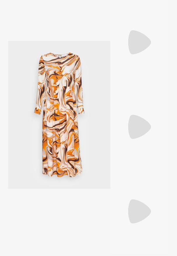 Vestido de manga larga con escote redondo, con un patrón mármol en colores naranja, marrón y crema. Silueta acampanada y tejido ligero.; Sandalia negra con suela plana, hebilla ajustable, dos correas anchas y textura suave, diseñada para la comodidad y facilidad de uso.; Gafas de sol carey con forma de ojo de gato vintage, lentes marrones degradados y un acabado suave y brillante en las monturas y los brazos.; Pendientes de aro en tono dorado que presentan dos círculos entrelazados con un acabado texturizado. Diseñados con un respaldo liso y seguro.