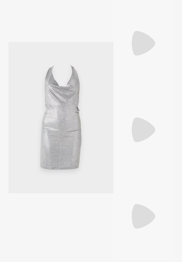 Strieborné šaty s halter krkom a cowl výstrihom, vyrobené z lesklého materiálu s textúrovaným vzorom, priliehavého strihu a s dĺžkou po kolená.; Strieborná sandála na vysokom podpätku s blokovým podpätkom, otvorenou špičkou a remienkom okolo členku. Má lesklý patentovaný povrch a pohodlnú podrážku.; Čierna korálková kabelka s zakriveným siluetom, nosnou rukoväťou a lesklou textúrou. Nosená s vysokými čiernymi topánkami na opätku a priliehavými čiernymi šortkami.; Strieborné kovové kruhové náušnice s hladkým, mierne zakriveným povrchom a zapínaním na poistku na jednoduchom bielom pozadí.