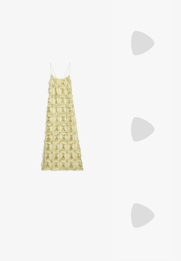 NA-KD SLIP - Oblečenie na špeciálnu príležitosť - pear green; Biele wedge sandále s textúrovanou rope platformou, s tenkým pásikom okolo členka a hladkým, uzavretým dizajnom špičky.; Veľká tkaná slamenná taška s koženými rukoväťami svetlohnedej farby, strapcami na hornom okraji a okrúhlym príveskom s logom MK visiaci vpredu.; Jemný náhrdelník s prepínajúcimi malými modrými, zelenými valcovými, bielymi perlami a zlatými medzikorálkami, zakončený zlatým karabínovým zapínaním.