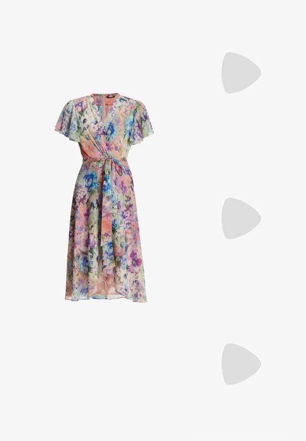 Bloemenprint wikkeljurk met bloemen in pastelblauw, paars en roze, met vlindermouwen, V-hals en bijpassende stoffen ceintuur gestrikt in de taille.; Nude lakleren hoge hak sandaal met een dunne enkelband en ronde gesp, open teen ontwerp en een slanke stilettohak.; Rechthoekige clutch van roségoud met fonkelende strass steentjes en een metalen sluiting aan de bovenzijde, afgebeeld tegen een witte achtergrond.; Gouden druppel oorbellen met grote witte ovale parels die hangen aan een gepolijste rechthoekige gouden steker.