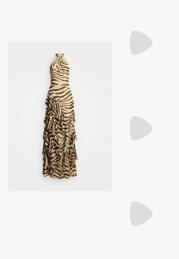 Halter-neck maxi kjole i beige stof med brune zebra-striber. Har volanglag, der falder ned ad skørtet. Elegant og tætsiddende design.; Brune læder højhælede sandal med et elegant design, justerbar ankelrem og subtil guldspænde accenter. Åben tå og glat tekstur.; Brun ruskind skuldertaske med guldkædedetalje og justerbar læderrem, med en lille logohalskæde og øverste lynlåslukning.; Guldtonede hængøreringe med en stor hvid perle som dråbe, der har en lille række af klare rhinsten langs hængslet.