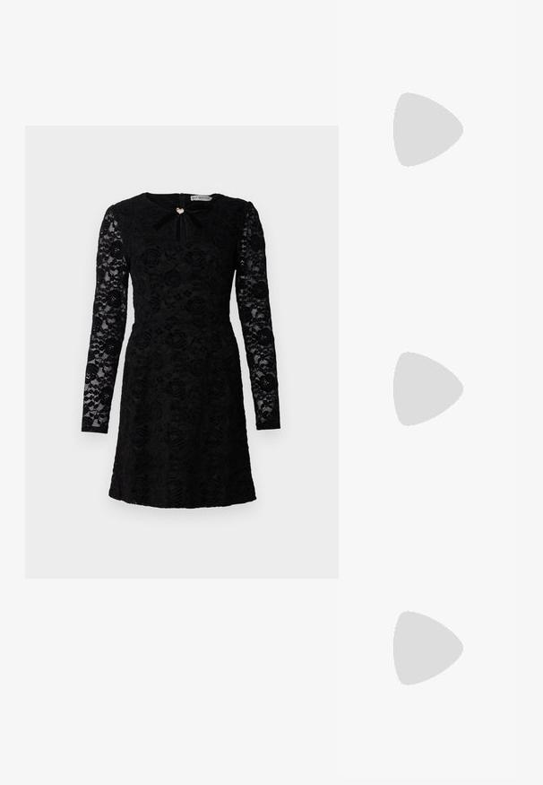 Schwarzes Spitzenkleid mit langen Ärmeln, das ein Blumenmuster aufweist, einen runden Ausschnitt hat und mit einem Schlüsselverschluss sowie einem Samtakzent am Hals geschmückt ist.; Schwarze Wildleder-Plattformabsätze mit einem dicken Blockabsatz, runder Zehenpartie und einem Knöchelriemen, der mit einer Metallschnalle gesichert ist. Glatte Oberfläche über das gesamte Schuhwerk.; Kleine Handtasche mit silbernem Gittermuster, gebogenem Griff, großem Perlenverschluss und einem dünnen silbernen Kettenriemen auf schlichtem Hintergrund.; Glitzernde Sternohrringe mit herabhängendem Fransen-Detail, in silberner Farbe und mit einer glänzenden, reflektierenden Oberfläche. Sternform mit filigranem Design.