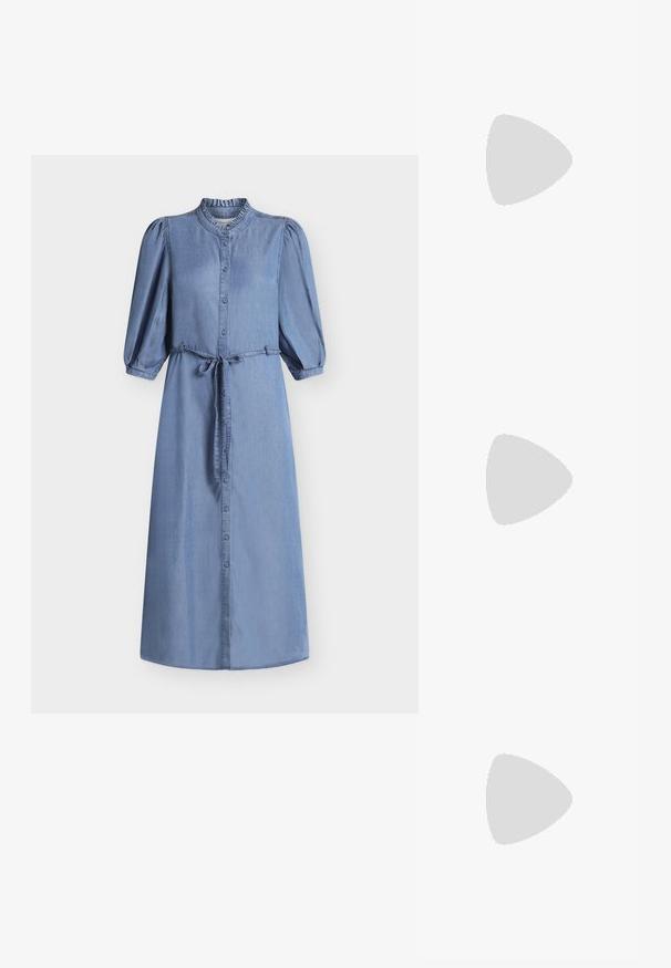 Robe midi en denim bleu avec manches bouffantes jusqu'au coude, boutonnage sur le devant, col haut à volants et ceinture nouée à la taille.; Chaussure en cuir noir à talon ouvert avec un bout pointu, présentant un accent tressé et un design supérieur plissé. Semelle plate avec un matériel minimal.; DRAGON DIFFUSION SANTA CROCE BIG - Sac à main - dark brown; Boucles d'oreilles en argent avec des maillons ovales allongés, présentant une finition polie et un pendentif tombant texturé. Design simple avec des bords lisses.