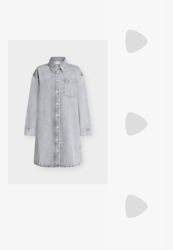 Lysegrå denim skjortekjole med knaplukning foran, spidst krave, lange ærmer og brystlomme. Glat tekstur.; Høje sorte læderstøvler har en spids tå, blokhæls og dekorativ syning med sammenflettede linjer langs skaftet.; Sort læder skuldertaske med en rund form, lynlåslomme foran og to sidelommer. Har en enkelt justerbar skulderrem.; Sølv hoop øreringe med et hjerte og en diamantformet vedhæng. Glat tekstur med en poleret finish.