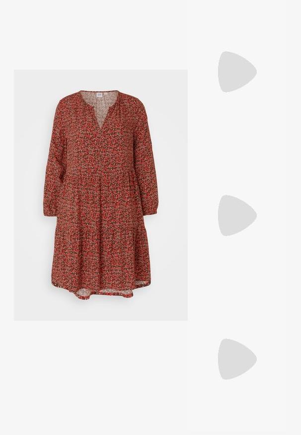 GAP ZEN MINI TIER DRESS - Denné šaty - red; Čierna kožená kovbojská topánka s špicatou špičkou, výškou po členky a s vrúbkovaným opätkom. Obsahuje dekoratívne prešitie a pútko.; Čierna obdĺžniková kabelka na rameno s jedným nastaviteľným remienkom a horným zipsom na jednofarebnom pozadí.; Strieborné kruhové náušnice s lešteným povrchom, ktoré majú kruhový tvar a závesné zapínanie. Hladký povrch s minimálnymi detailmi.