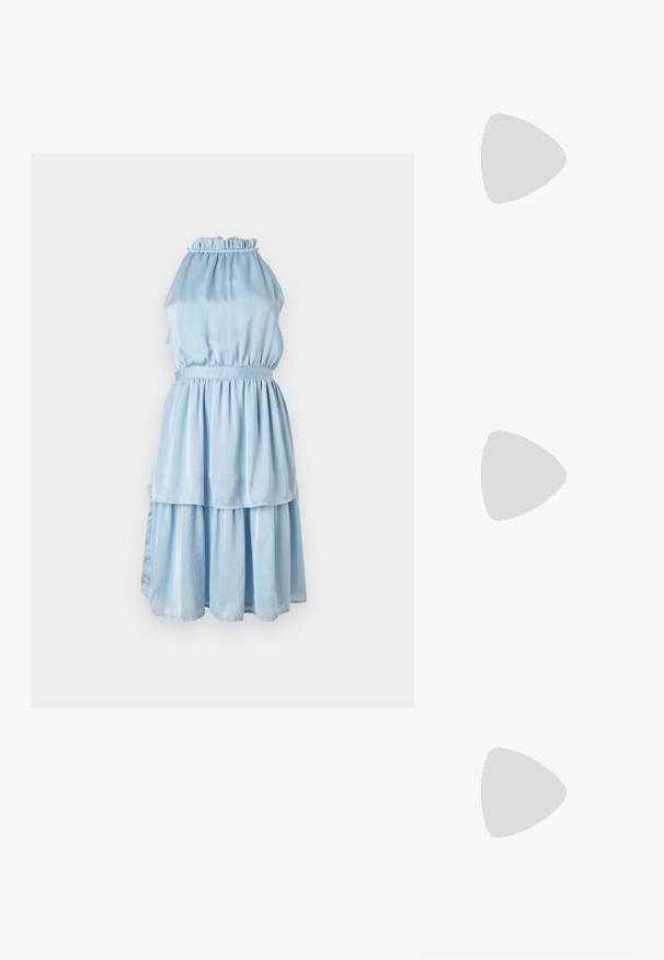 Robe sans manches bleu clair avec un col en volants, taille élastique et deux couches superposées, fabriquée en tissu lisse avec un léger éclat.; Talons compensés en cuir verni noir avec une bride à la cheville, bout arrondi et talon épais, affichant une texture lisse et brillante.; Petit sac à main noir brillant avec deux longues anses et des détails à cordon sur les côtés sur un fond clair uni.; Paire de boucles d'oreilles en forme d'anneau spirale en argent avec un design lisse et arrondi sur fond blanc uni.