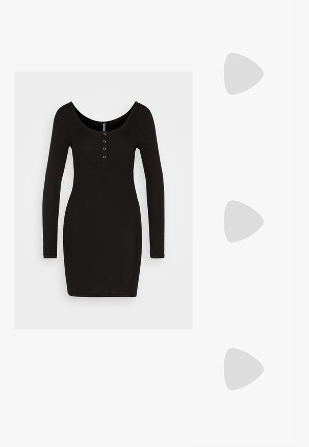 Pieces PCKITTI DRESS - Jerseykjole - black; Sorte højhælede sko med en tekstureret sål, der har to sølvspænder, gul syning og en løkke bagpå for nem påtagning.; Sorte katteøje solbriller med mørkegrå linser, slankt plastisk stel, spidse hjørner og lige stænger. Ingen synlig hardware eller dekorationer.; Sort håndtaske med quiltet tekstur, der har sølvhardware, en buet form og en enkelt justerbar rem. Lynlås lukning øverst.