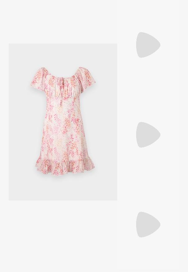 Kort blomsterkjole med pufærmer, rynket halsudskæring og flæsekant i nuancer af pink og fersken på hvid baggrund.; Sorte læder Mary Jane sko med T-rem, sølv spænde detalje, rund tå og lav sål. Glat tekstur med en poleret finish.; Lille, sart lyserød håndtaske med en stor sløjfe foran, gyldent lynlås og justerbar skulderrem, vist mod en hvid baggrund.; Hvid perlearmbånd med flere tråde, der har forskellige størrelser af perler. Bundet med en gennemsigtig hvid båndsløjfe.