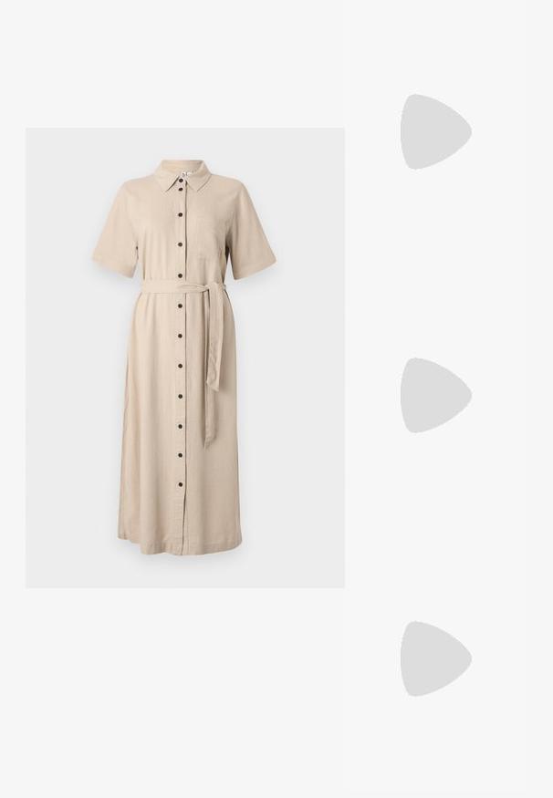 Beige, knap-frakke midi kjole med korte ærmer, krave, en brystlomme og et matchende stofbælte. Glat, bomuldsagtig tekstur.; Tan ruskind cowboy støvler med spids tå, mellemhøj skaft og dekorativ syning langs siderne. Har en stablet træhæl.; Brun skuldertaske i ruskind med enkelt rem og lynlås øverst, vist mod en ensfarvet hvid baggrund.; Par af uregelmæssigt formede, polerede øreringe i guldfarvet metal med åben midte på en ens hvid baggrund.