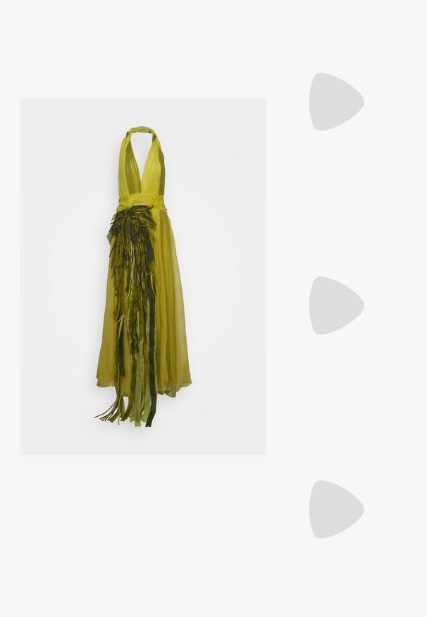 Alberta Ferretti DRESS - Galajurk - fantasy green; Gouden sandalen met hakken, voorzien van een textuur en geplooid ontwerp met een opvallende strikdetail. Enkelbandje met verstelbare gesp, medium blokhak.; Loeffler Randall BRIT PLEATED FLAT - Clutch - gold-coloured; HUGO KREIT PISTIL CHAIN - Oorbellen - gold-coloured