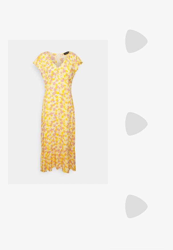 Even&Odd Vestido informal - yellow; Sandalia de cuña blanca con plataforma de cuerda texturizada, que presenta una delgada correa en el tobillo y un diseño de punta cerrada suave.; Bolso tejido de color beige con forma cilíndrica, cierre de cordón y un forro interior suave, presentando un exterior de fibra natural texturizada.; Collar de cadena de oro con tres pequeñas perlas blancas ensartadas horizontalmente en el centro sobre un fondo liso y claro.