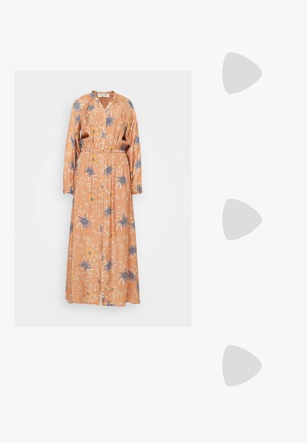 Sofie Schnoor Maxikjoler - tan; Mørk burgunder åbne slide sandaler lavet af glat læder med et rundt design og en klodset hæl for stabilitet. Vist i sidevisning.; Røde firkantede solbriller med brune tonede linser. Tykk, blank ramme og smalle stænger med små detaljer på siden for visuel interesse.; Guldtonede øreringe formet som abstrakte hænder, med en skinnende overflade, intrikate detaljer og en sølv- og guldfarvet post til sikker fastgørelse.