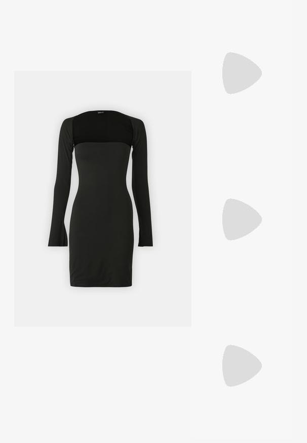 Schwarzes langärmliges Kleid in figurbetontem Design mit quadratischem Ausschnitt. Weicher, dehnbarem Stoff mit glatter Textur. Minimalistischer Stil, keine Muster.; Schwarze Rutsch-Sandale mit überkreuztem Riemendesign, flacher Sohle, matter Textur und minimalistischer Silhouette. Geeignet für Freizeitkleidung.; Schwarze Ledertasche mit strukturierter Oberfläche, elongated Form, zwei robuste Griffe und einem kleinen dekorativen Anhänger an der Seite.; Silberne Creolen mit glänzender Oberfläche, die eine kreisrunde Form haben und mit einem schwenkbaren Verschluss ausgestattet sind. Glatte Textur mit minimalen Details.