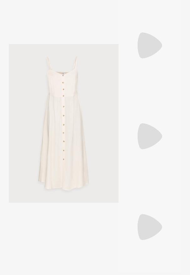 Vestido de lino color beige claro con tirantes finos, un frente abotonado y una falda fluida. Presenta un diseño sencillo y una textura natural.; Sandalias planas negras con tiras trenzadas y un acento metálico. Presentan una hebilla ajustable y una suela de goma plana para mayor comodidad.; Bolsa tejida a rayas en negro y beige, con un diseño holgado, superficie texturizada y un pequeño parche de cuero.; Pendientes de aro retorcidos en oro con una superficie lisa, que cuentan con un respaldo transparente y herrajes en tono dorado.