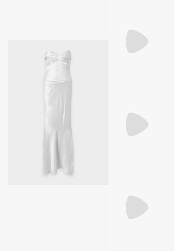Witte strapless satijnen avondjurk met aansluitend lijfje en lange vloeiende rok, afgebeeld tegen een effen lichte achtergrond.; Gouden leren slingback hakken met spitse neus, kleine kittenhak en twee gespaccenten op de vamp. Gladde textuur, strak ontwerp.; Zachte, crèmekleurige leren clutch met geplooid, gerimpeld ontwerp en een dunne schouderriem die vooraan op een effen achtergrond ligt.; Gouden metalen stud oorbellen met een glad, rond formaat en een gepolijste afwerking. Eenvoudig ontwerp zonder extra versieringen.