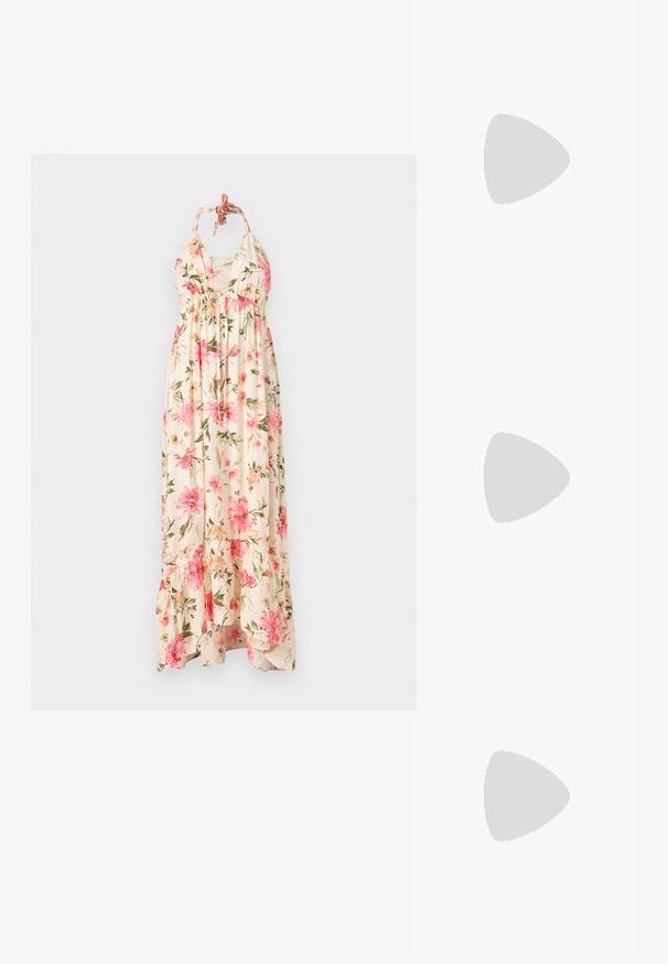 Robe maxi florale en crème avec des motifs de fleurs roses et vertes. Présente un décolleté halter et un ourlet à volants pour une silhouette fluide.; Sandales plateforme espadrilles beiges avec une tige en textile tissé, des sangles croisées, une boucle à la cheville et une semelle en jute texturé.; Sac tote marron en crochet avec une large anse et une forme rectangulaire arrondie sur fond uni clair.; Boucles d’oreilles créoles en forme d’étoile argentée avec une finition lisse et polie sur un fond blanc uni.