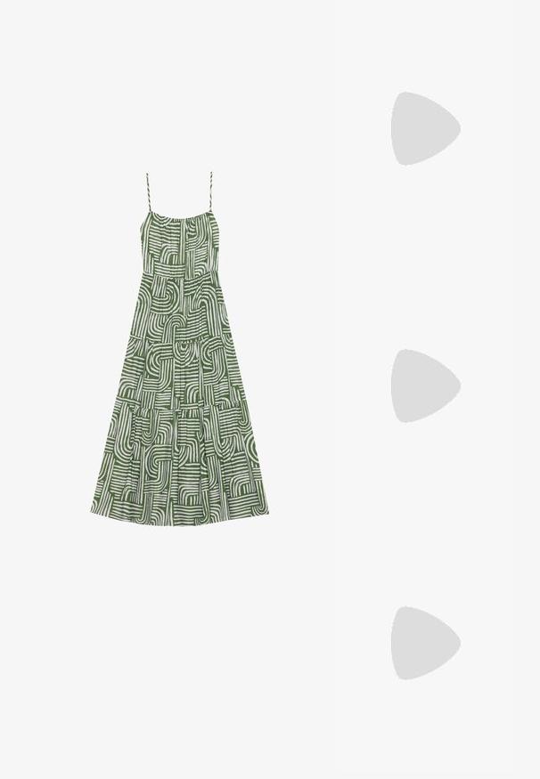 Robe sans manches verte avec des motifs de lignes abstraites blanches, présentant un haut froncé et une jupe à volants, fabriquée en tissu léger.; Sandales plateforme espadrilles beiges avec une tige en textile tissé, des sangles croisées, une boucle à la cheville et une semelle en jute texturé.; Sac fourre-tout en paille tissée avec une texture naturelle et une forme douce et organique, doté de poignées en cuir brun pour un transport facile.; Boucles d'oreilles en or en forme de créoles, avec une finition lisse et polie. Forme arrondie, de taille moyenne, dotées d'un mécanisme de fermeture sécurisé.