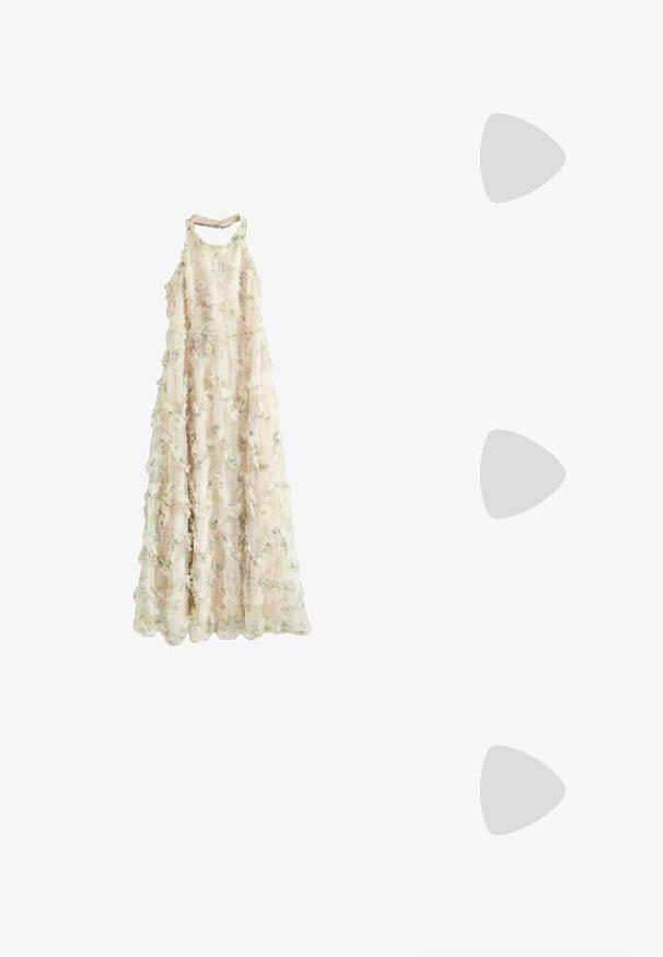 Gulvlange ærmeløs beige kjole med blomsterapplikationer og subtile lyserøde og grønne mønstre, der har høj halsudskæring og bølget kant.; Lyseblå platform slide sandal med fransede tekstiloverdel, åben tå design, tyk, rund sål og tekstureret grå ydersål.; Lacoste LENGLEN BAG - Håndtasker - cristalline; Fint sølvhalskæde med lagdelte kæder og lange, tynde hængende tråde på en ens hvid baggrund.
