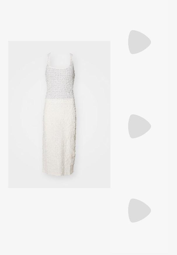 Witte jurk met een aansluitende lijfje en een rechte rok. Heeft een textuurstof met gerimpelde details op de boven- en ondersecties.; Gouden sandalen met hakken, voorzien van een textuur en geplooid ontwerp met een opvallende strikdetail. Enkelbandje met verstelbare gesp, medium blokhak.; Plooitjes metallic stoffen handtas met een gouden kettinghengsel, zachte rechthoekige vorm, lichtbeige kleur, gestructureerd oppervlak en gathered details.; Gouden oorringen met een golvend ontwerp, voorzien van een gladde, glanzende oppervlakte en een gestroomlijnde vorm. Geen zichtbare sluitingen.