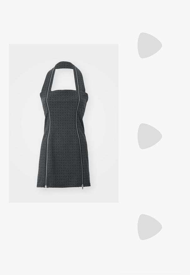 Tablier noir et gris à motifs avec col halter, encolure carrée, détails de fermeture éclair à l'avant et coupe ajustée. Fabriqué en tissu texturé.; Bottes noires montantes en cuir lisse avec une finition texturée, dotées d'un talon bloc haut et d'un design à bout rond.; Lunettes de soleil noires style œil de chat avec des montures épaisses et des verres teintés foncés, présentées sur fond blanc.; Sac à main en cuir verni noir avec une forme incurvée, présentant des ferrures en argent, des boucles décoratives et une bandoulière courte. Étiquette bleue attachée.