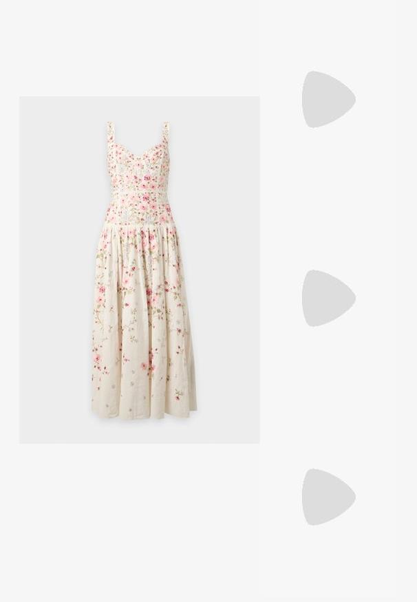 Crèmewitte mouwloze midi-jurk met roze bloemenprint, aansluitend lijfje, sweetheart halslijn en geplooide, vloeiende rok.; Lauren Ralph Lauren LOGAN BURNISHED LEATHER SANDAL - Sandalen - deep saddle tan; Gevlochten strooien bucket bag met een gestructureerd patroon en leren riem, rechtopstaand weergegeven op een egale lichte achtergrond.; Gouden oorringen in de vorm van een ring, elk met een enkele hangende witte parel en een klein detail van strasssteentjes op een lichte achtergrond.
