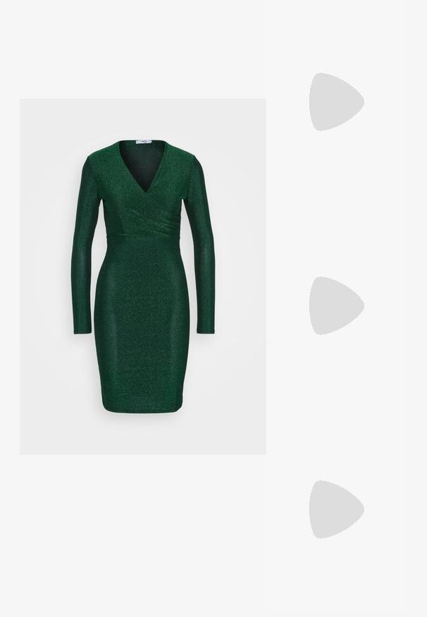 Vestido verde brillante con escote en V, mangas largas y silueta ajustada, que presenta una tela texturizada y un diseño envolvente en la cintura.; Sandalia de tacón alto de ante negro con suela de plataforma, tira en el tobillo con herrajes plateados, diseño de punta abierta y textura suave.; Bolso de mano metálico plateado con diseño de malla trenzada, forma rectangular y una cadena para llevar. Textura suave y acabado pulido.; Pendientes largos de plata que presentan una variedad de cristales transparentes facetados en cascadas con diferentes longitudes y formas.