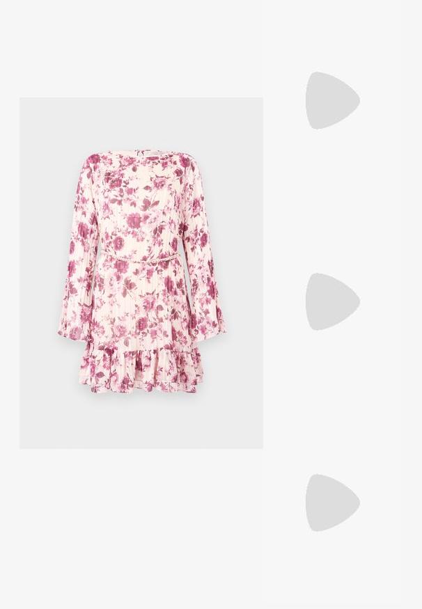 Langærmet minikjole i cremefarve med pink blomsterprint, plisseret stof, flæsekant og tynd flettet bælte i taljen.; Pointeede tå, patentpinks højhælede sko med lav hæl, der har en glat, blank finish og et subtilt åbent v-formet snit foran.; Grøn læder crossbody-taske med et struktureret design, guldfarvet hardware, fold-over klap og justerbar rem. Har en central spænde-detalje.; Sølv blomsterformede øreringe prydet med små klare rhinsten for et struktureret, glitrende udseende.