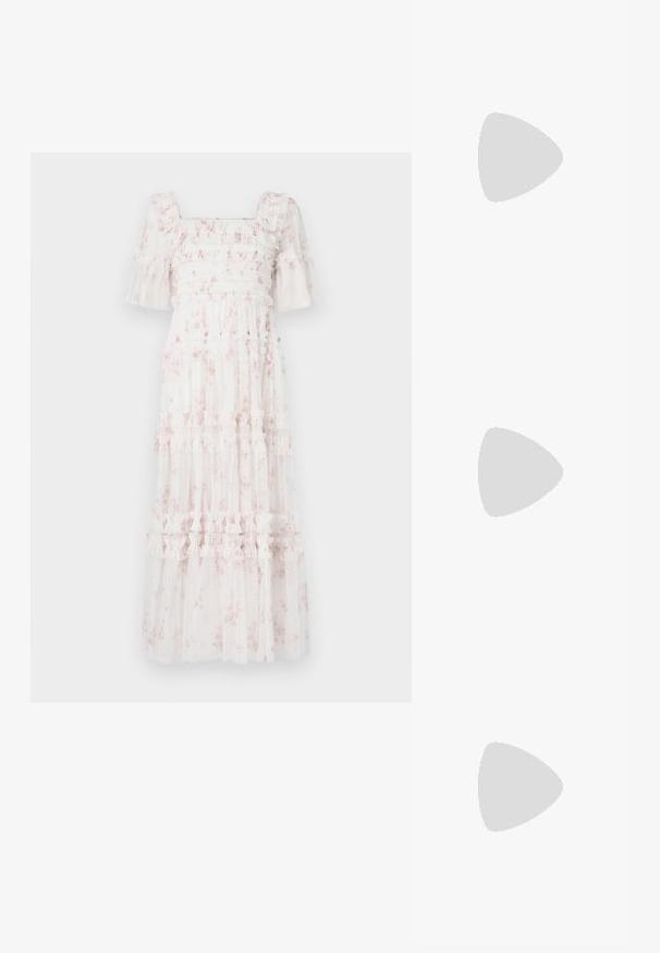 Robe midi blanche à motifs floraux roses, corsage smocké, manches volantes et jupe à volants superposés avec fronces horizontales et texture transparente.; Sandale blanche à brides fines, bout ouvert, talon fin, boucle d’orteil et bride de cheville réglable avec boucle argentée.; Pochette en or métallisé avec tissu plissé, dotée d'un nœud en haut et d'une bandoulière en chaîne dorée pour une polyvalence et une facilité de transport.; Collier en chaîne dorée avec quatre perles blanches et un petit accent en cristal suspendu, conçu avec une esthétique délicate et minimaliste.
