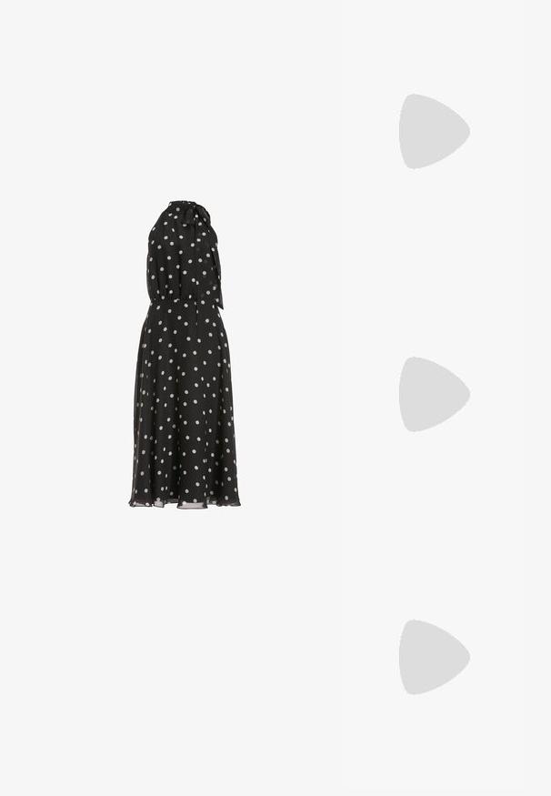 Robe midi noire sans manches à pois blancs, col montant avec un nœud et taille froncée.; Pompe à talons hauts en daim noir avec un bout pointu et un talon géométrique contrastant. Présente une silhouette épurée et une texture mate.; Pochette de soirée noire en tissu texturé, encadrée par une rangée de petites perles, avec un grand fermoir en perle sur le dessus.; Collier en perles blanches avec des perles uniformément formées et brillantes, enfilées ensemble dans un motif courbe et lisse, mettant en valeur une texture brillante.